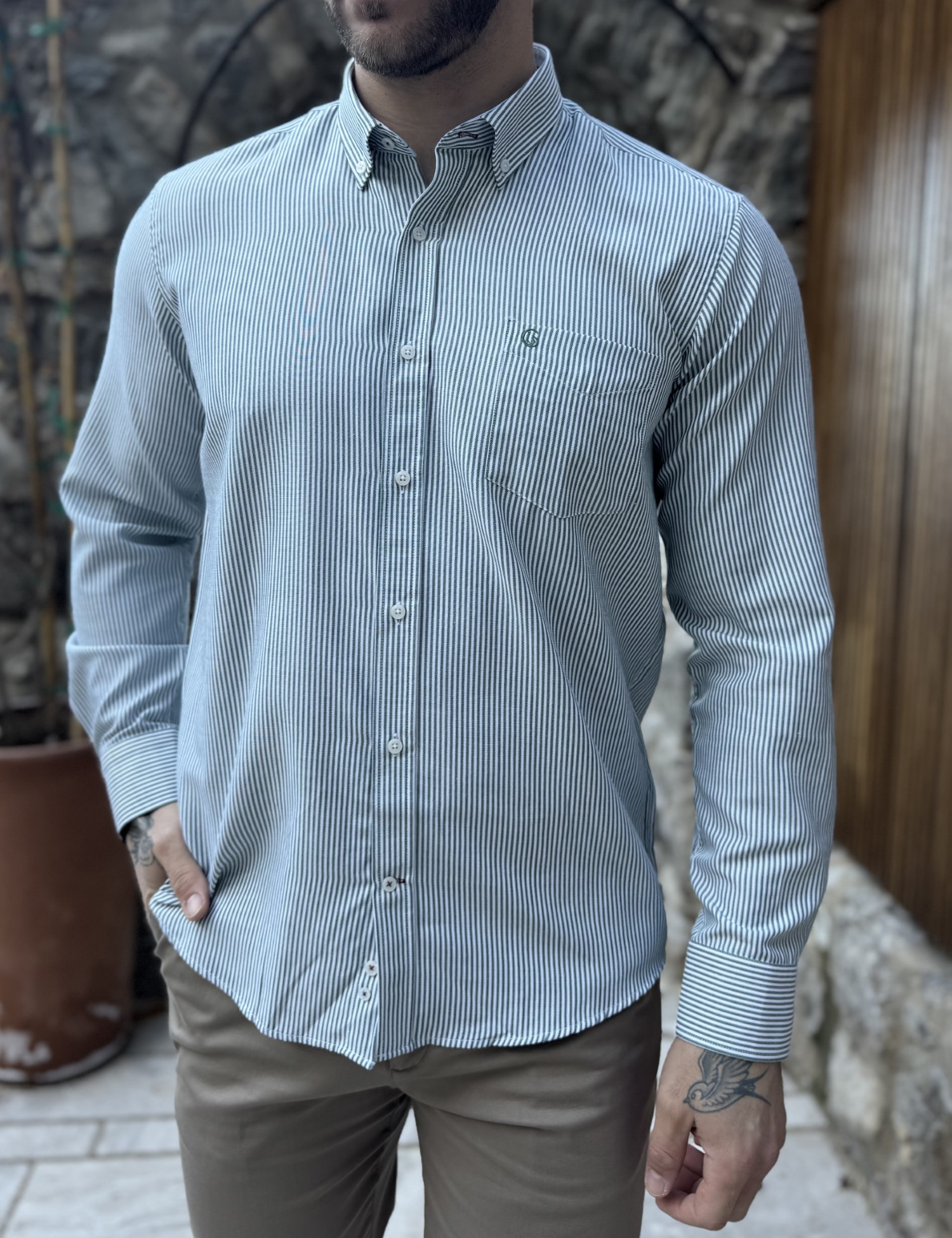 Ανδρικό πράσινο ριγέ πουκάμισο με γιακά και τσέπη στο στήθος 562P